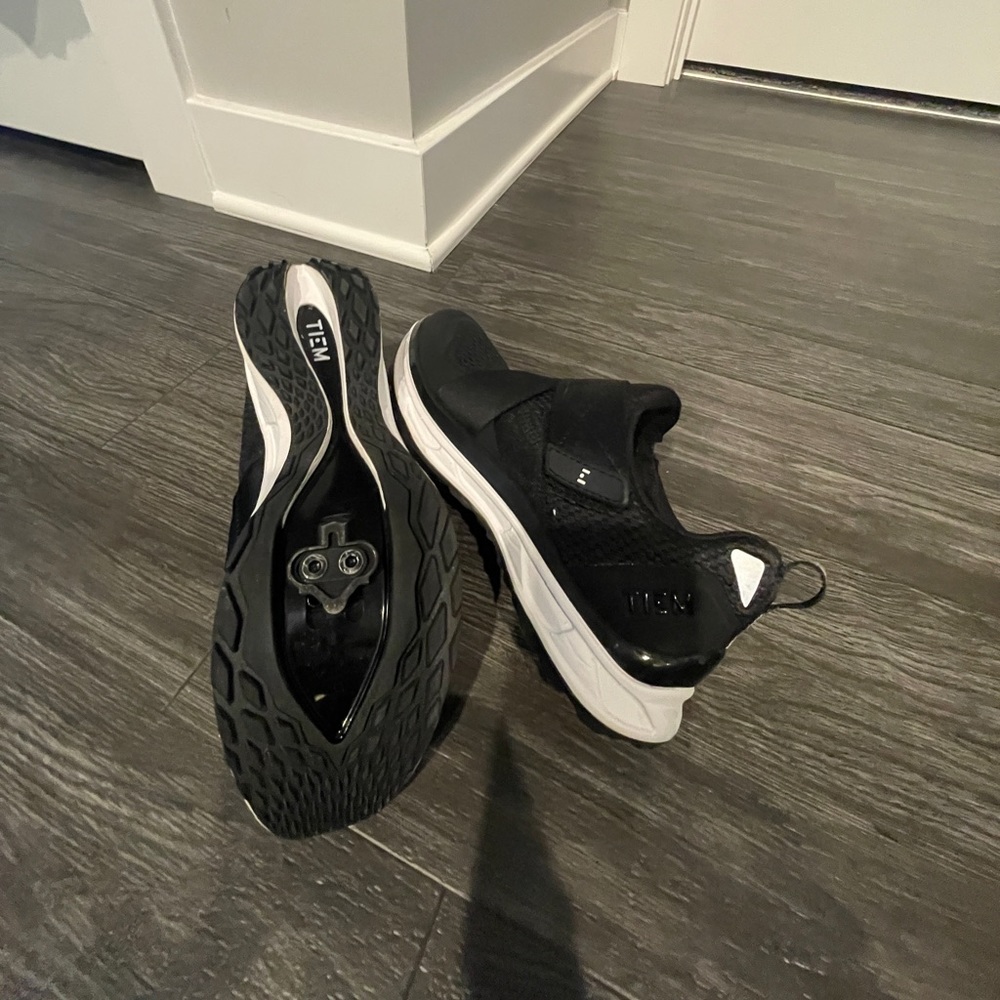 TIEM Slipstream Cycling Shoe w SPD cleats. Size 5.5